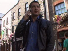 גבר מדבר בטלפון נייד (צילום: חדשות 2)