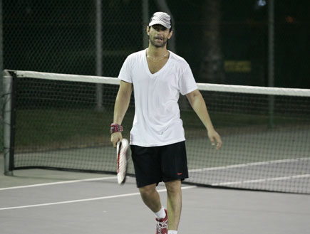 יהודה לוי משחק טניס, פפראצי (צילום: אלעד דיין)