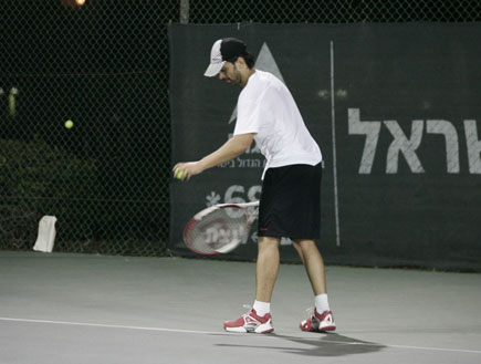 יהודה לוי משחק טניס, פפראצי (צילום: אלעד דיין)