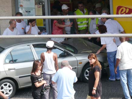 תאונה: רכב נכנס בסופרמרקט בראשון לציון (צילום: נטלי פרץ)