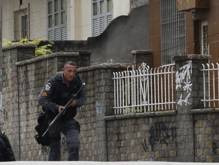 משטרת ריו בפעולה (רויטרס) (צילום: מערכת ONE)