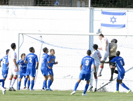 מאבקים בתוך הרחבה במשחק בין רמת השרון לקרית שמונה (אלעד ירקון) (צילום: מערכת ONE)