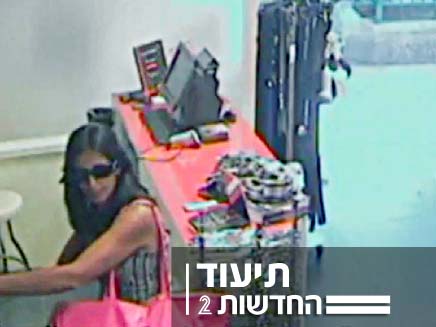 גנבת שנתפסה במצלמות אבטחה (צילום: משטרת ישראל)
