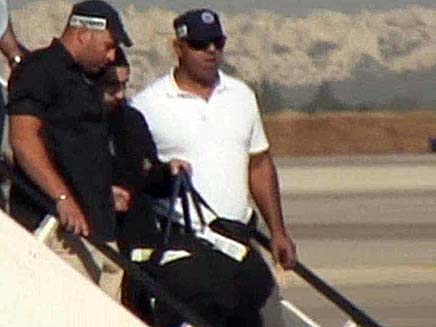 אליאור חן יורד מהמטוס בליווי שוטרים (צילום: יוסי זילברמן)