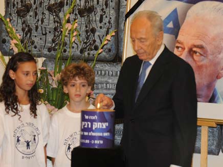 הנשיא שמעון פרס מדליק נר לזכר יצחק רבין ז"ל (צילום: חדשות 2)