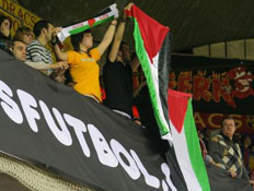 אוהדים ספרדים עם דגלי פלסטין (צילום: יעל מרגלית, מערכת ONE)
