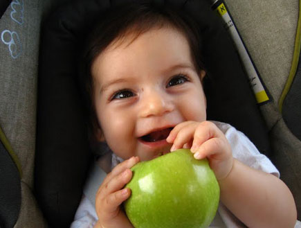מיקה מחזיקה תפוח - אבא נולד (צילום: נמרוד מירום)