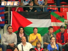 אוהדים ספרדים עם דגל פלסטין ביציע (שרון קביליו) (צילום: מערכת ONE)