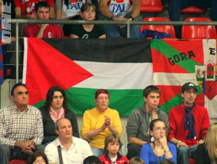 אוהדים ספרדים עם דגל פלסטין ביציע (שרון קביליו) (צילום: מערכת ONE)