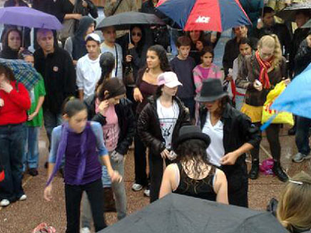 רוקדים את טריילר של מייקל ג'קסון בכיכר דיזינגוף (צילום: גלעד שלמור)