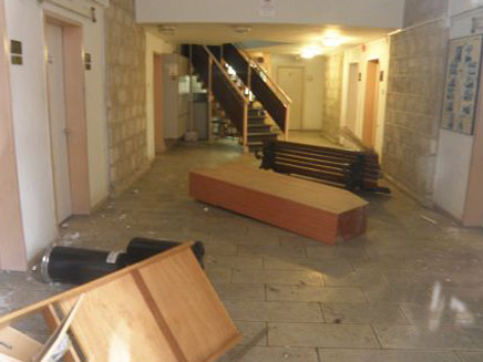 משפחה בנצרת הרסה את משרדי העירייה בגלל דו"ח (צילום: אתר אל-ערב)