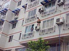 איש ערום מאיים לקפוץ מהבניין (צילום: הסאן)