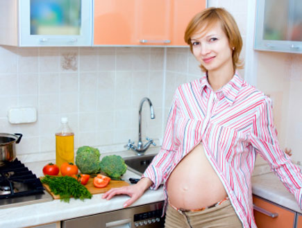 אישה בהריון מבשלת 2 (צילום: dmitrieva, Istock)