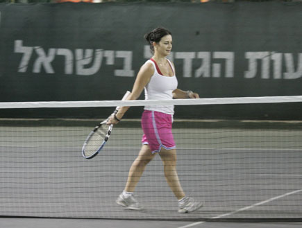 יהודה לוי ונינט טייב משחקים טניס ביחד (צילום: אלעד דיין)