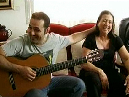 קובי אפללו שר עם אמא אריאלה (תמונת AVI: ערוץ 24)