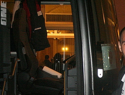 זנדברג יורד מהאוטובס בווינה (רועי גלדסטון) (צילום: מערכת ONE)