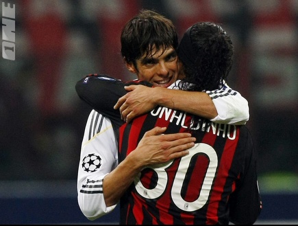 קאקה מתחבק עם רונאלדיניו בסיום המשחק (רויטרס) (צילום: מערכת ONE)