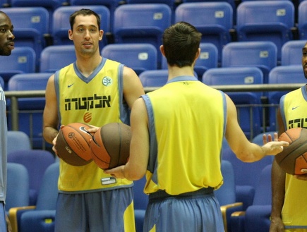 שחקני מכבי. פיני: &"הם מכינים את עצמם אחרת למשחק כזה&" (אמיר לוי) (צילום: מערכת ONE)