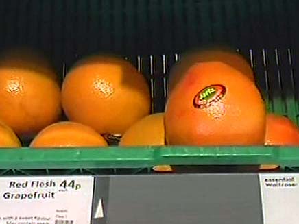תפוזים, האם גם הם יירדו ממדפי אנגליה? ביזיון אנגלי (צילום: חדשות 2)