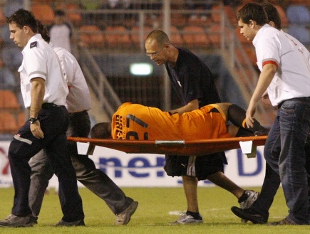 אבו זייד מפונה מהמגרש. עדיין פצוע בשריר הירך (אמיר לוי) (צילום: מערכת ONE)