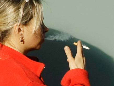 לא מפסיקים לעשן כי מפחדים להשמין. אילוסטרציה (צילום: AP)