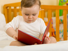 תינוק מחזיק ספר 2 (צילום: firemanYU, Istock)