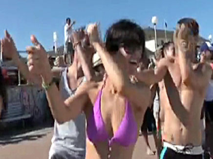 רוקדים בחוף (צילום: חדשות 2)