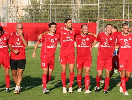 הקבוצה של אבוקסיס בתמונת ניצחון (רועי גלדסטון) (צילום: מערכת ONE)