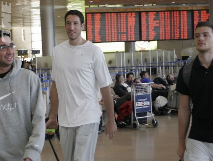 מקל, גרין ועמי ביטון בשדה התעופה (אמיר לוי) (צילום: מערכת ONE)