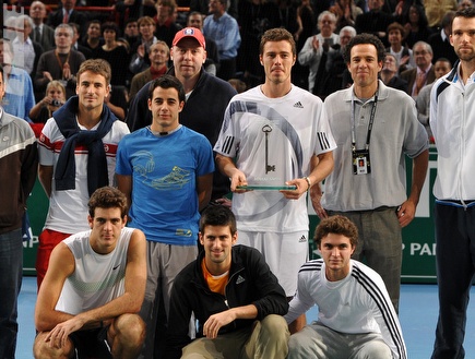 מראט סאפין מקבל כבוד מהטניסאים בסיום המשחק (רויטרס) (צילום: מערכת ONE)