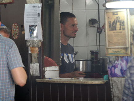 גיא זוארץ לועס גת, הישרדות (צילום: אורי אליהו) גיא זוארץ לועס גת, הישרדות (צילום: אורי אליהו)