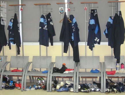 חדר ההלבשה של הקבוצה הבוגרת לפני השינוי (האתר הרשמי של מ.ס. אשדוד) (צילום: מערכת ONE)