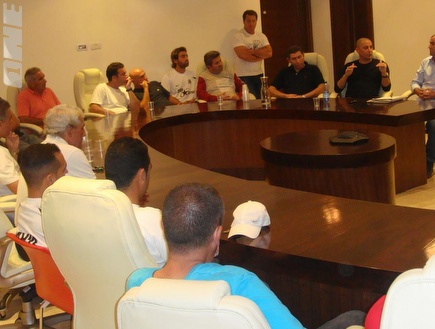 מחלקת הנוער בפגישת עבודה (האתר הרשמי של מ.ס. אשדוד) (צילום: מערכת ONE)
