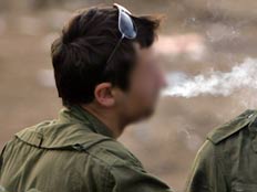 חייל מעשן (צילום: AP)