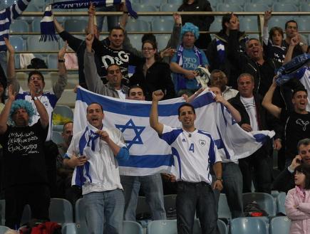 אוהדי נבחרת ישראל. בהתאחדות רוצים שיבואו לתמוך בצעירה (גיא בן זיו) (צילום: מערכת ONE)