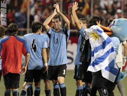 אורוגוואי חוגגת ניצחון בקוסטה-ריקה (רויטרס) (צילום: מערכת ONE)