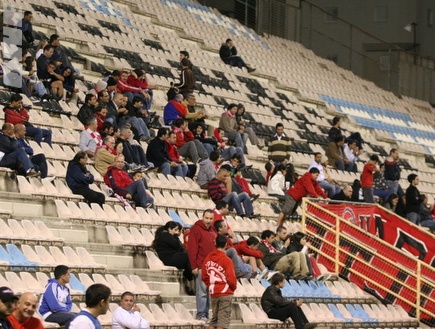 אוהדי הפועל ת&"א שטרחו להגיע למשחק בנתניה (קובי אליהו) (צילום: מערכת ONE)