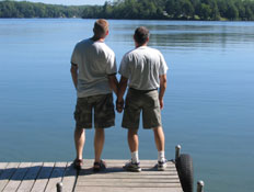 זוג גברים מחזיק ידיים- חברות בין גברים (צילום: istockphoto)