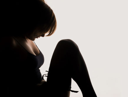 אישה יושבת בחושך - דברים שאסור לעשות בסקס ראשון (צילום: istockphoto)