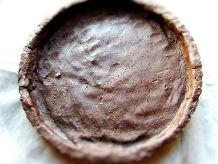 טארט שוקולד - הבצק בתבנית (צילום: דליה מאיר, קסמים מתוקים)
