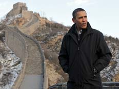 ברק אובמה בחומה הסינית (צילום: AP)