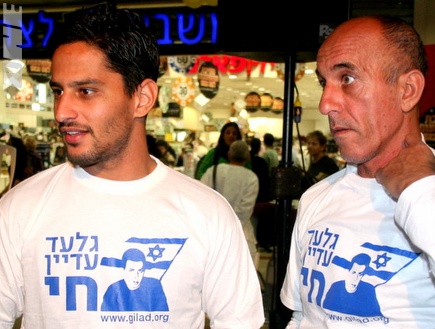 מאיר הרוש וברק יצחקי במהלך האירוע למען שחרור שליט (קובי אליהו) (צילום: מערכת ONE)