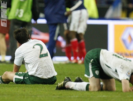 שחקני אירלנד בוכים מול צרפת. הם היו צריכים להיות במונדיאל (רויטרס) (צילום: מערכת ONE)