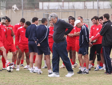 שחקני הפועל חיפה מתכנסים באימון (עמית מצפה) (צילום: מערכת ONE)
