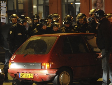 המהומות התפרצו גם בצרפת (רויטרס) (צילום: מערכת ONE)