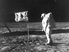 ניל ארמסטרונג צועד על הירח (צילום: NASA, GettyImages IL)