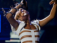 ריהאנה בטקס פרסי ה-AMA (צילום: רויטרס)