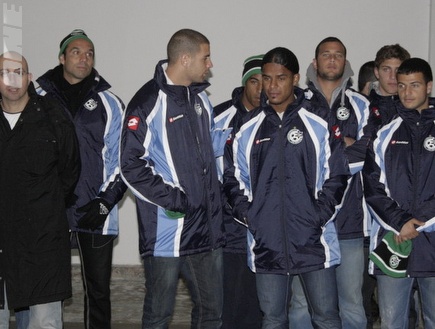 שחקני מכבי חיפה מאזינים להדרכה (יעל מרגלית) (צילום: מערכת ONE)