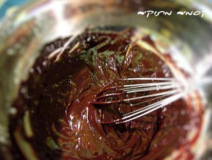 פצצת שוקולד דבש - ערבוב השוקולד והשמנת (צילום: דליה מאיר, קסמים מתוקים)