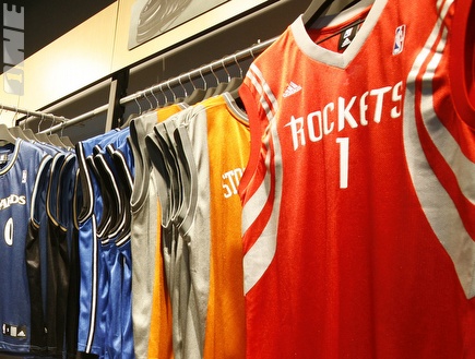 חולצות ה-NBA שמייוצרות על ידיד אדידס (רויטרס) (צילום: מערכת ONE)